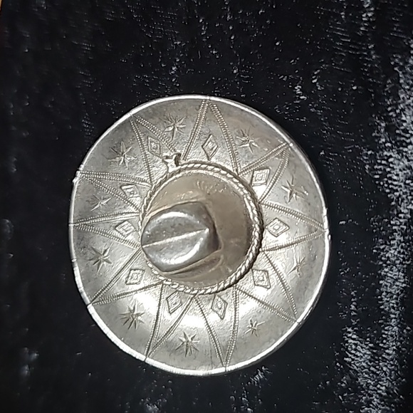 Jewelry - Silvertone Hat Brooche